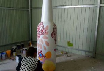 酒瓶彩繪雕塑，公園小區(qū)擺件，玻璃鋼噴漆工藝