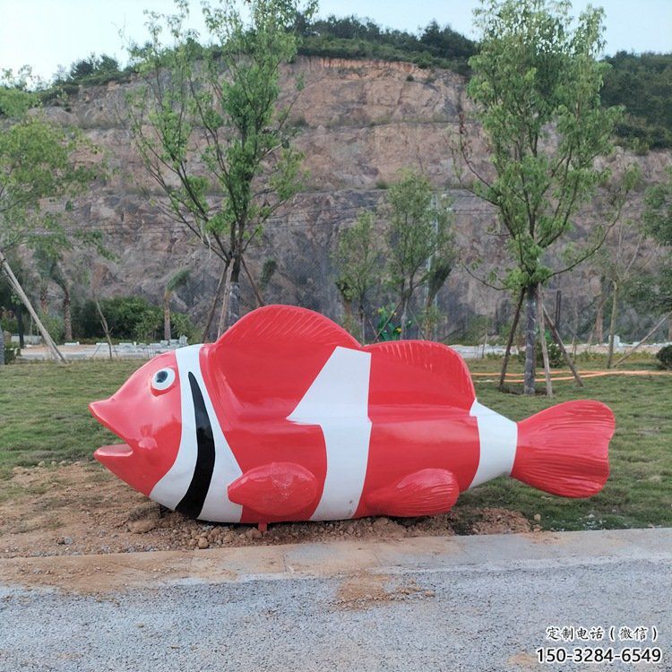 金魚坐凳雕塑