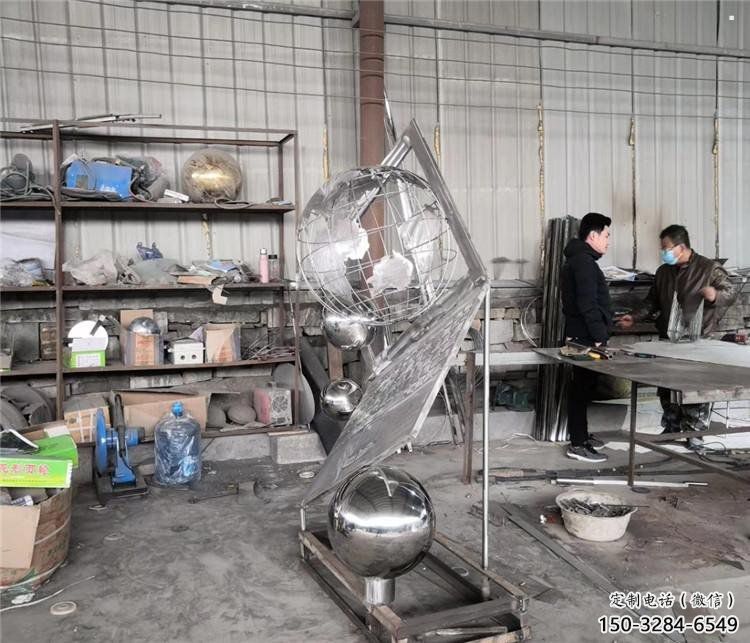 地球儀雕塑批發(fā)，鏡面工藝，景觀筆記本地球儀雕塑承接