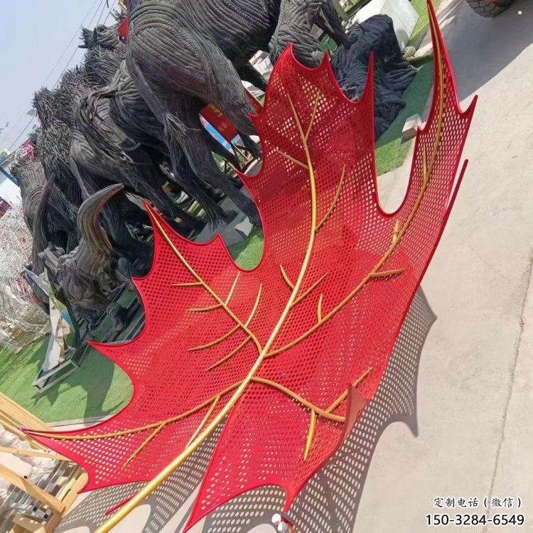 鏤空楓葉雕塑制造，街景小品，鐵藝楓葉雕塑廠家優(yōu)價(jià)
