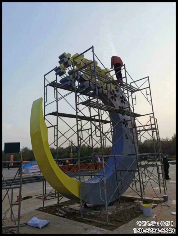 賓館月牙雕塑